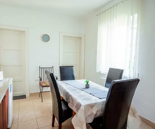 Viragos Vendeghaz Apartmán *